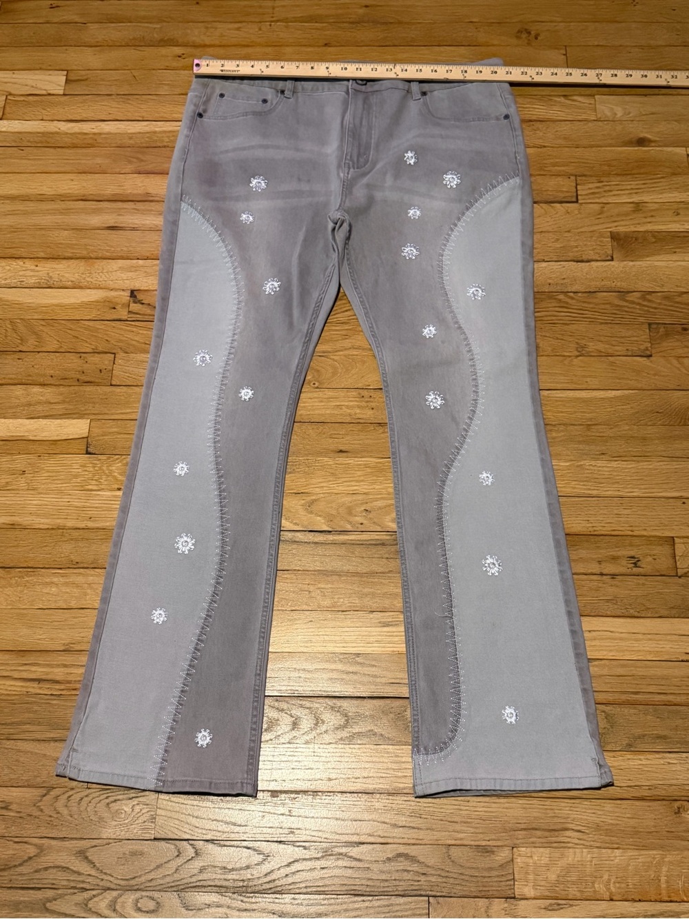 Men 42" Serenade Stacked bootcut
"Eden" jeans floral two-tone grey